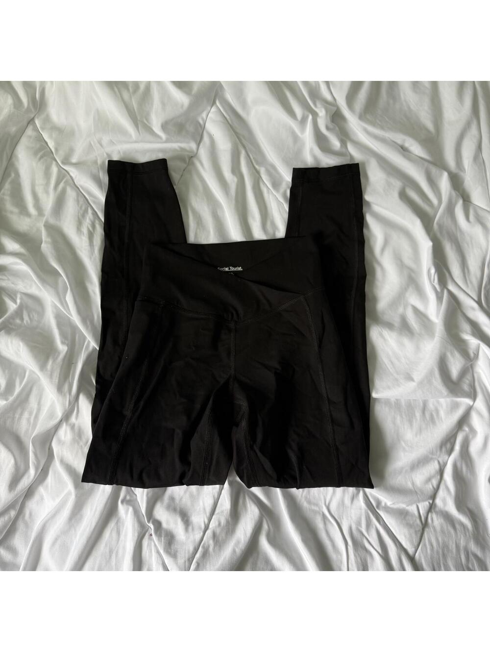 social tourist charli damelio hollister leggings